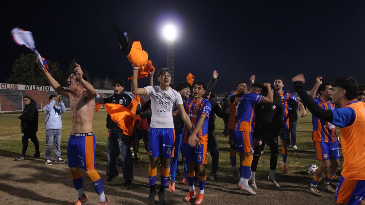 Jugadores de Atletico Minero celebran el titulo del Torneo Apertura en San Juan