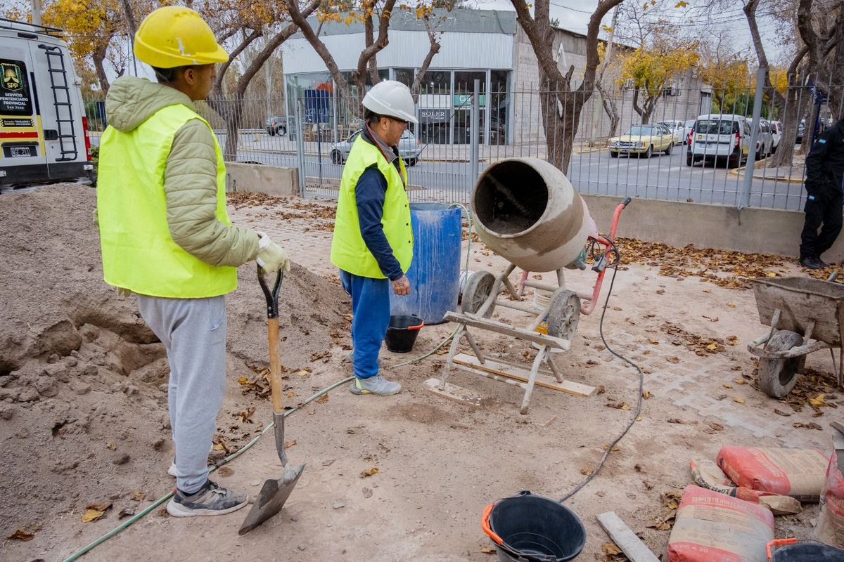 Internos trabajando en la refaccion de la Capilla del Carmen en San Juan