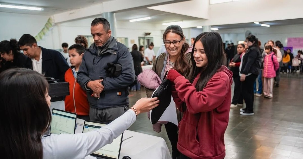 Nueva entrega de computadoras para alumnos y docentes de San Juan