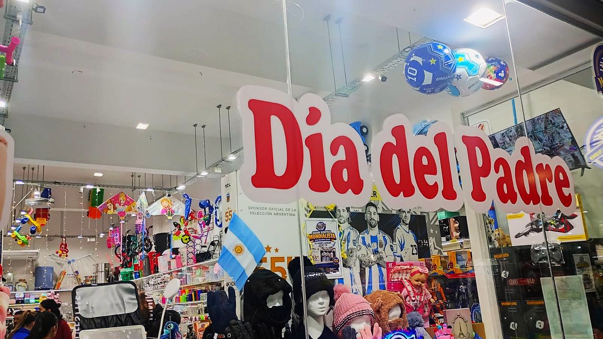 Opciones de regalos para el Dia del Padre exhibidas en bazares de San Juan