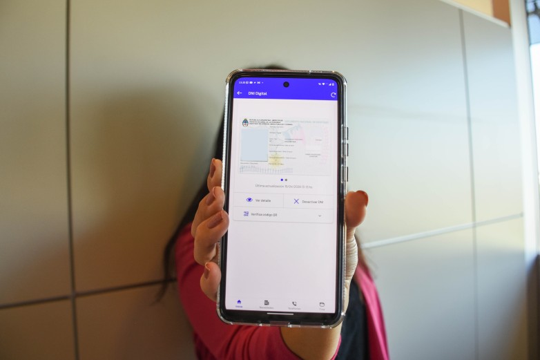 Pantalla de un celular con documentacion digital en una nota sobre el DNI digital en San Juan