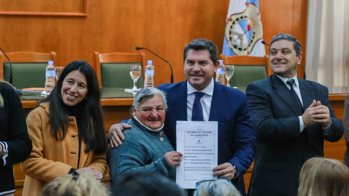 Acto de entrega de escrituras a familias sanjuaninas con beneficiarios de Chimbas y Rawson