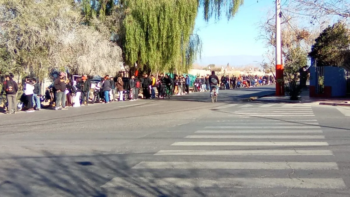 Fila de personas en Chimbas para dejar curriculums en un mayorista