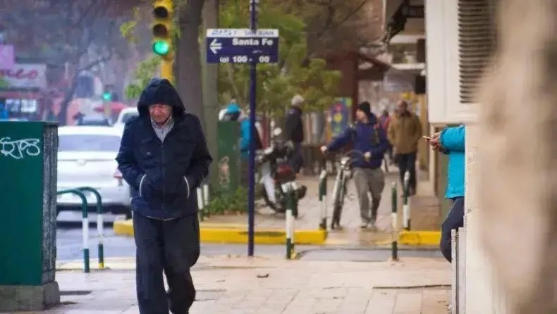 Peatones abrigados en una calle de San Juan durante una jornada fria