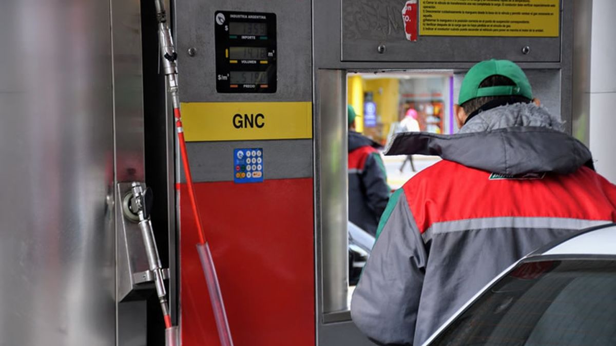 Carga de GNC en una estacion de servicio de San Juan