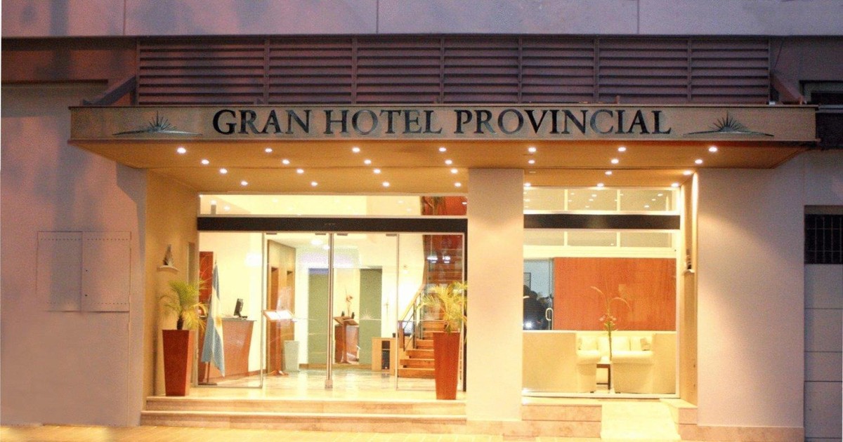 Fachada del Hotel Provincial de San Juan frente a Plaza 25