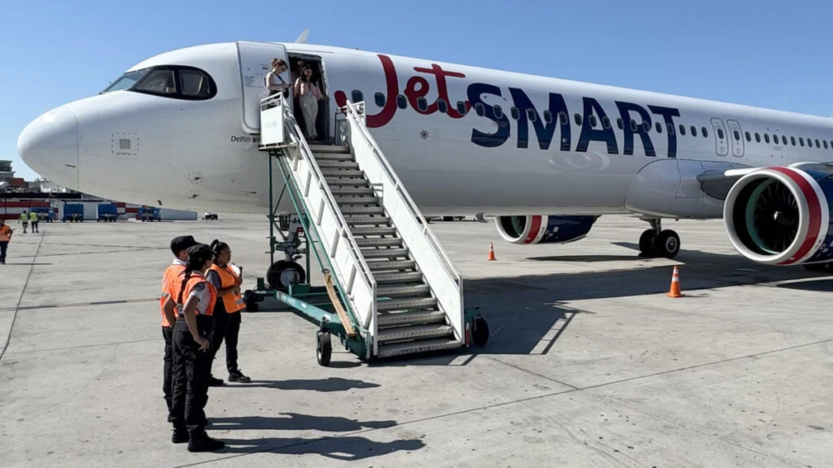 Avion de JetSMART en plataforma en una nota sobre su llegada a San Juan