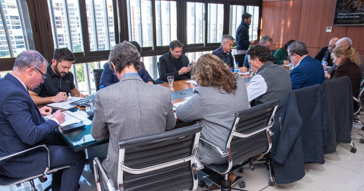 Sesion legislativa en San Juan por el proyecto de desarrollo local minero