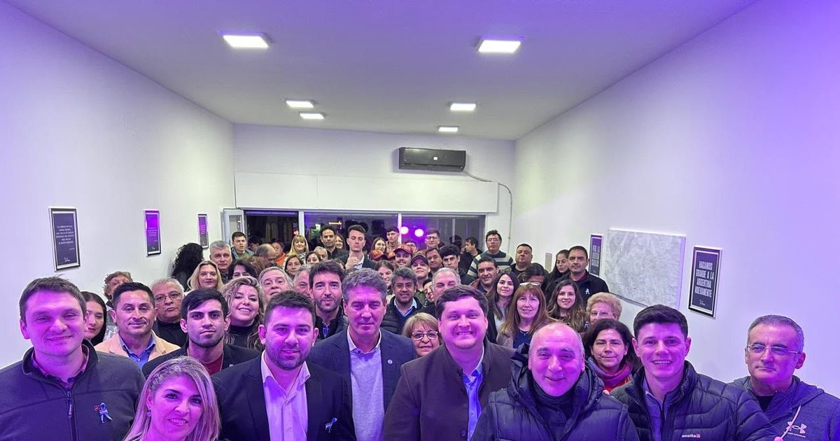 Dirigentes durante la apertura de una nueva sede partidaria en Chimbas