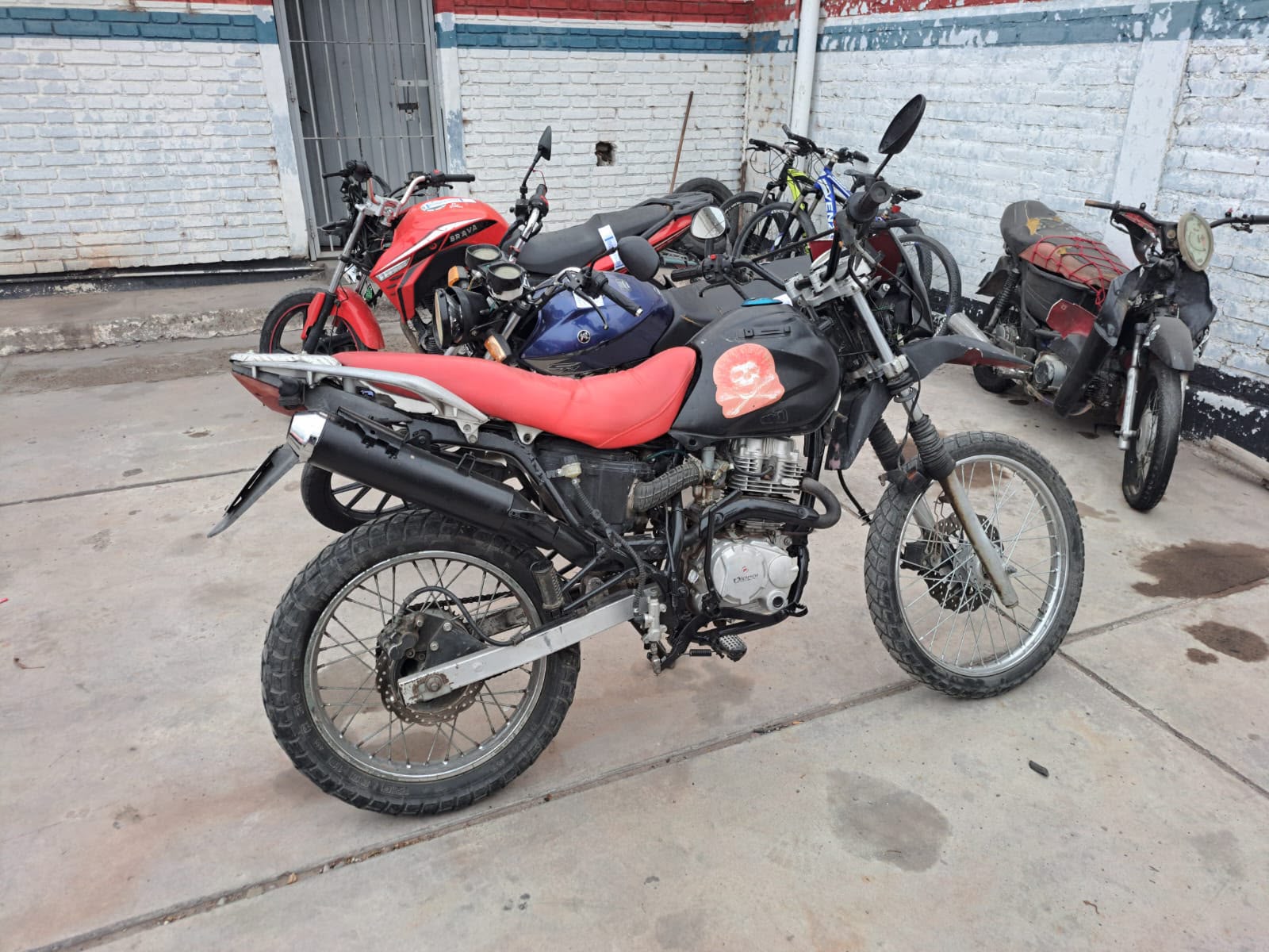Moto enduro hallada en Rawson durante un procedimiento policial