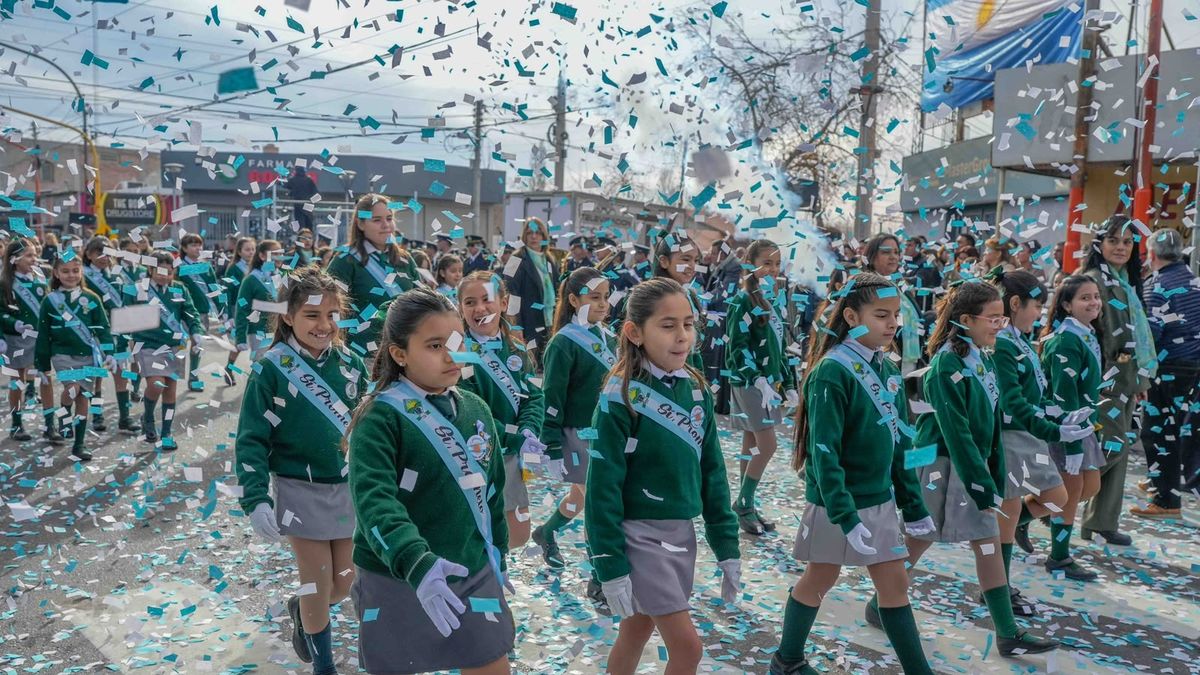 Acto por la Promesa a la Bandera en Chimbas con miles de vecinos sobre calle Mendoza