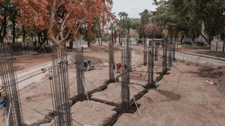 Avance de la construccion del nuevo puente del lago del Parque de Mayo