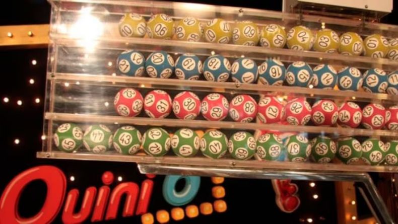 Billetes argentinos y referencia al premio del Quini 6 ganado en Chimbas