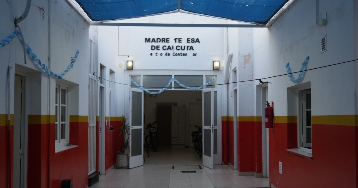 Personas dentro del refugio Madre Teresa de Calcuta en San Juan