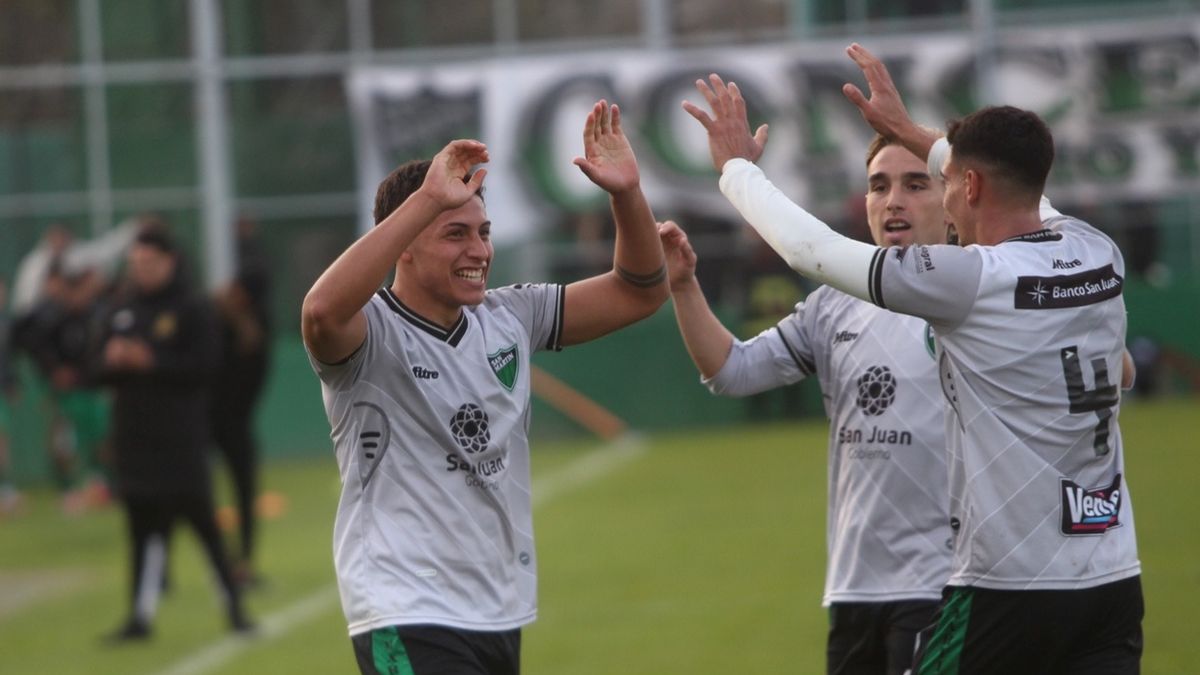 Jugadores de San Martin de San Juan festejan el triunfo ante Agropecuario en Concepcion
