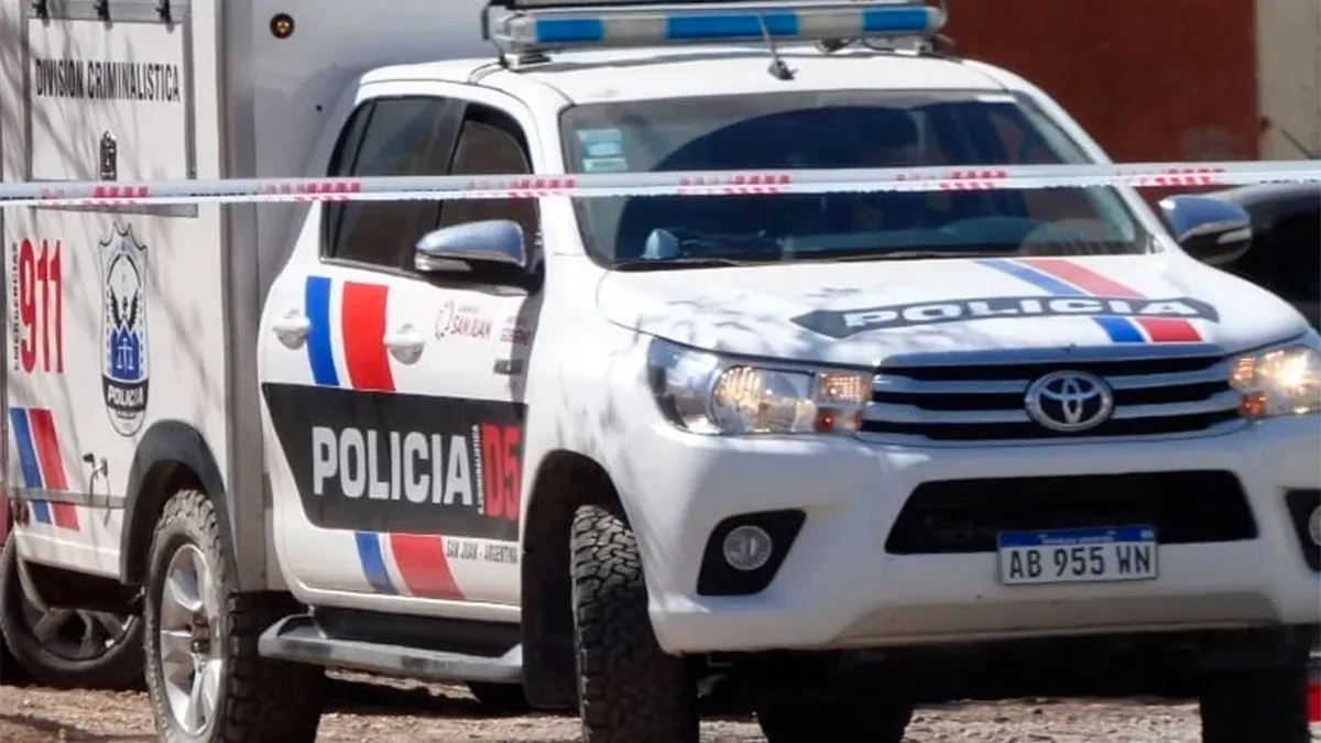 Movil policial en una escena de siniestro vial en San Juan