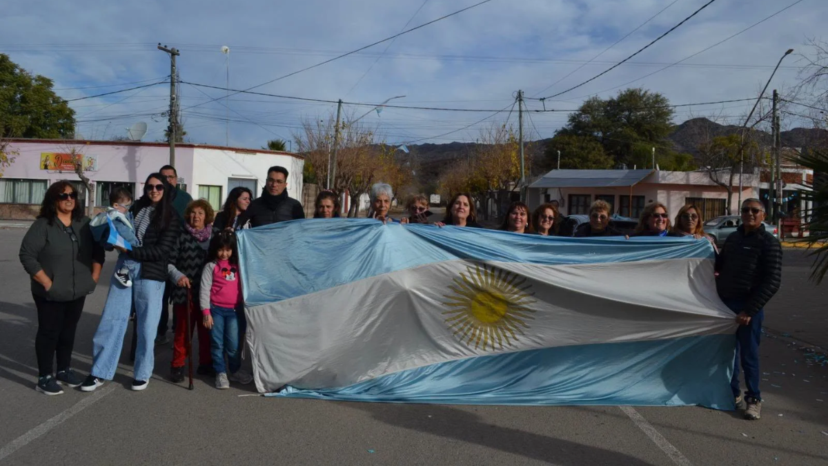 Vecinos de Valle Fertil durante la manifestacion por los limites de San Juan