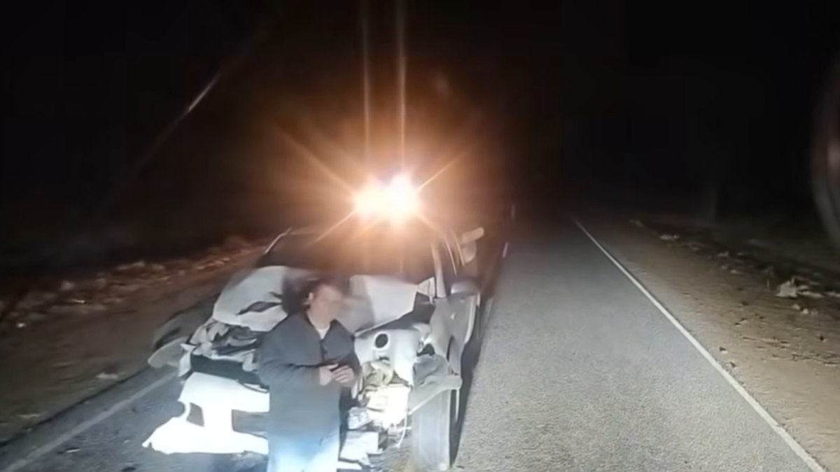 Camioneta destrozada tras chocar con animales sueltos en la Ruta 510 de Valle Fertil