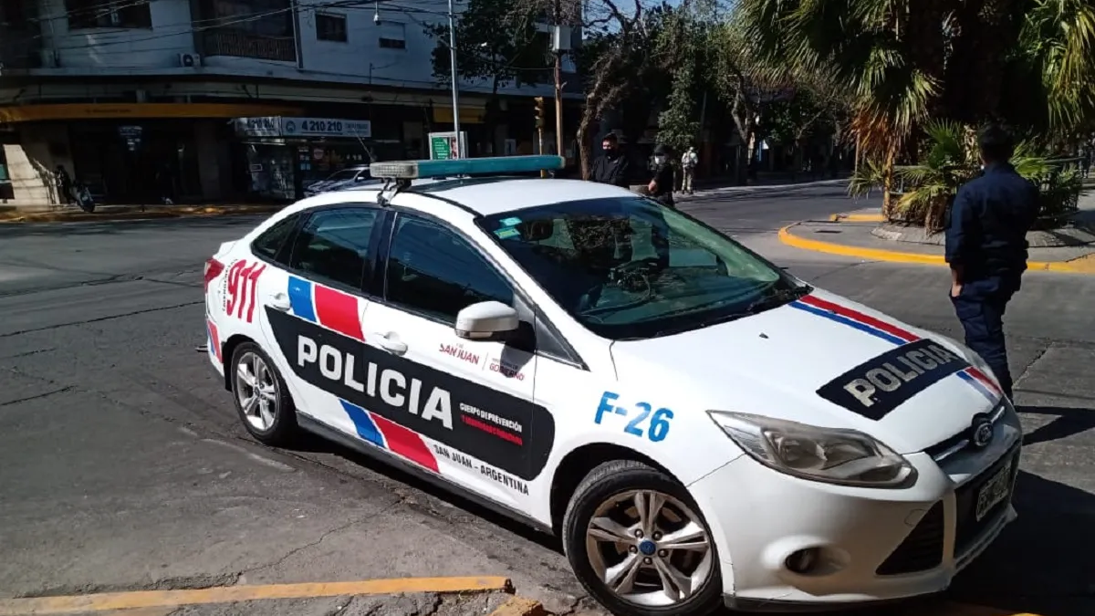 Operativo policial en la zona donde un conductor fue hallado herido de bala cerca de Chimbas