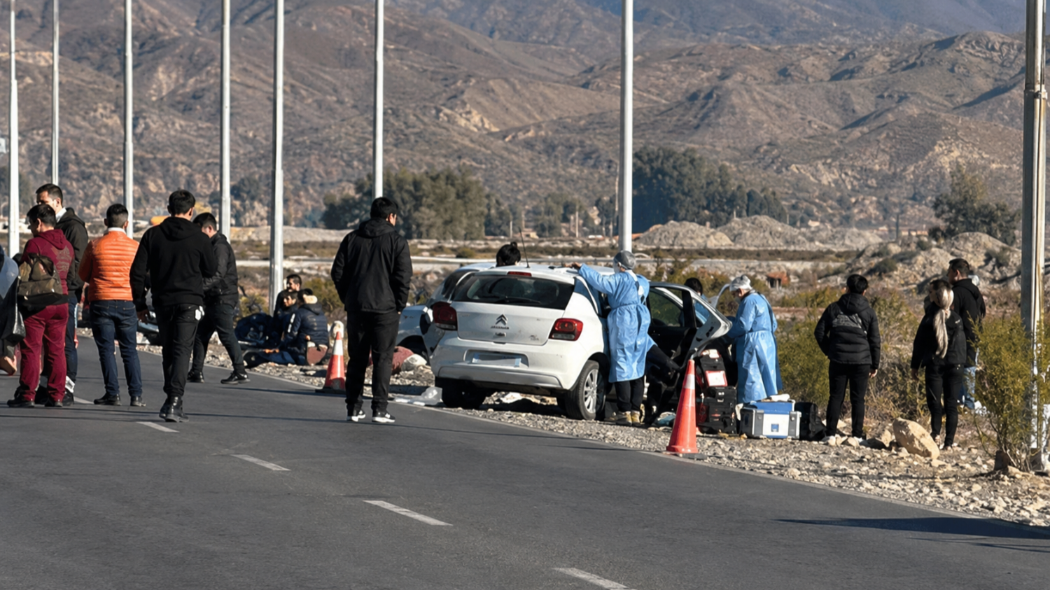 Auto y moto en la escena investigada por el femicidio de Gemma Alvarez en Chimbas