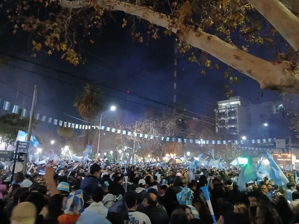 Hinchas sanjuaninos celebraron en el centro el pase de Argentina a semifinales
