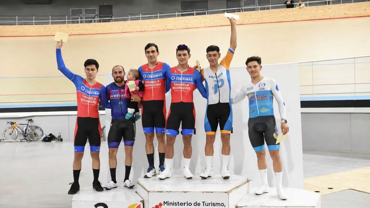 Lisandro Bravo en el podio de la fecha de pista junto al equipo Chimbas Te Quiero
