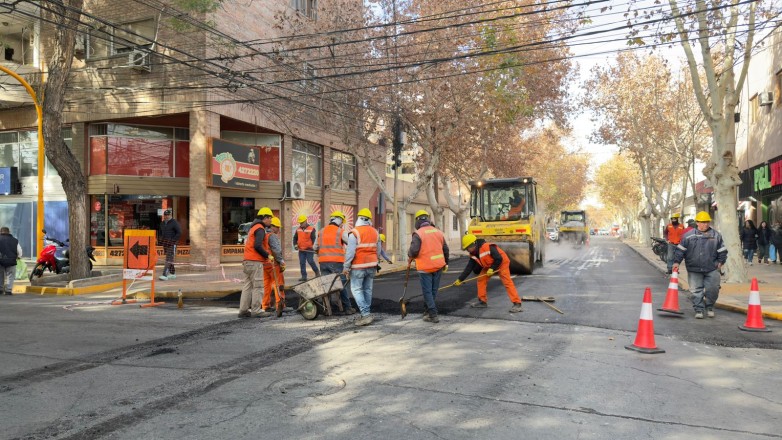 Trabajos de pavimentacion en el microcentro de Capital, San Juan
