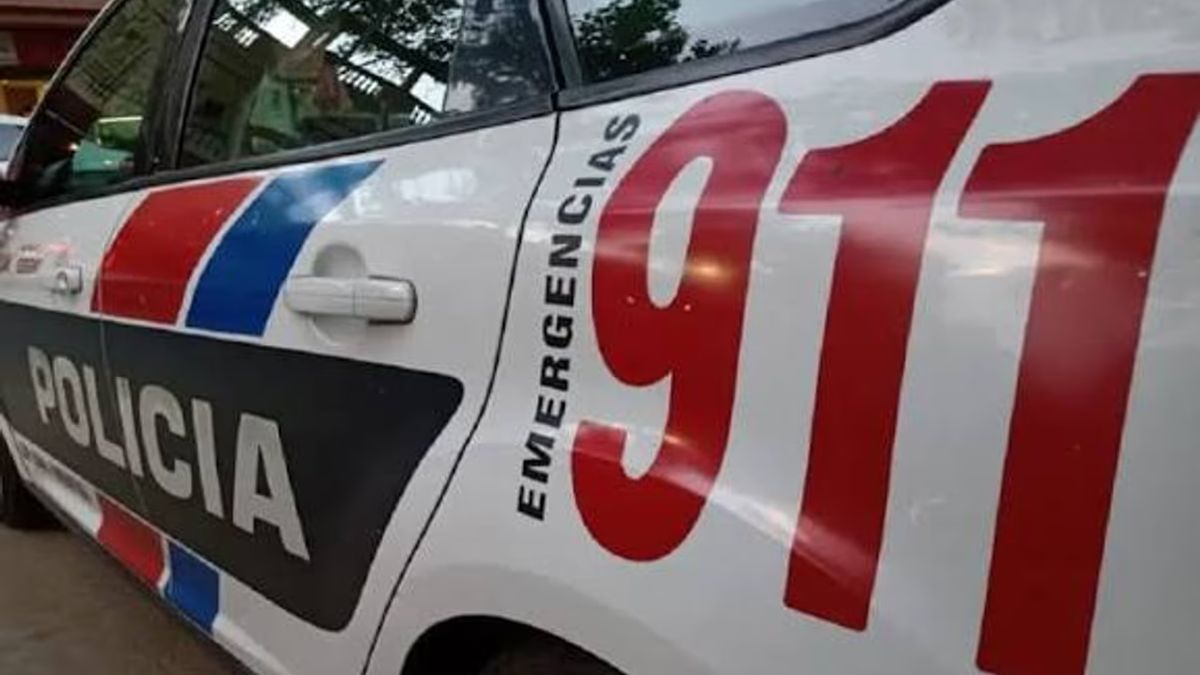 Móvil policial en una intervención de urgencia hacia el Hospital Rawson