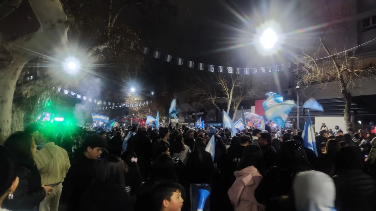 Hinchas sanjuaninos reunidos tras la final del Mundial 2026