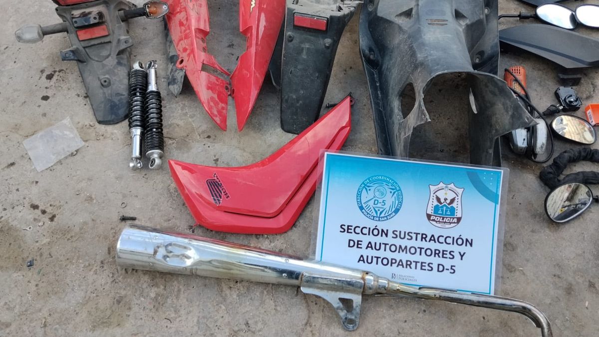 Moto desarmada y autopartes secuestradas en un operativo policial en Chimbas