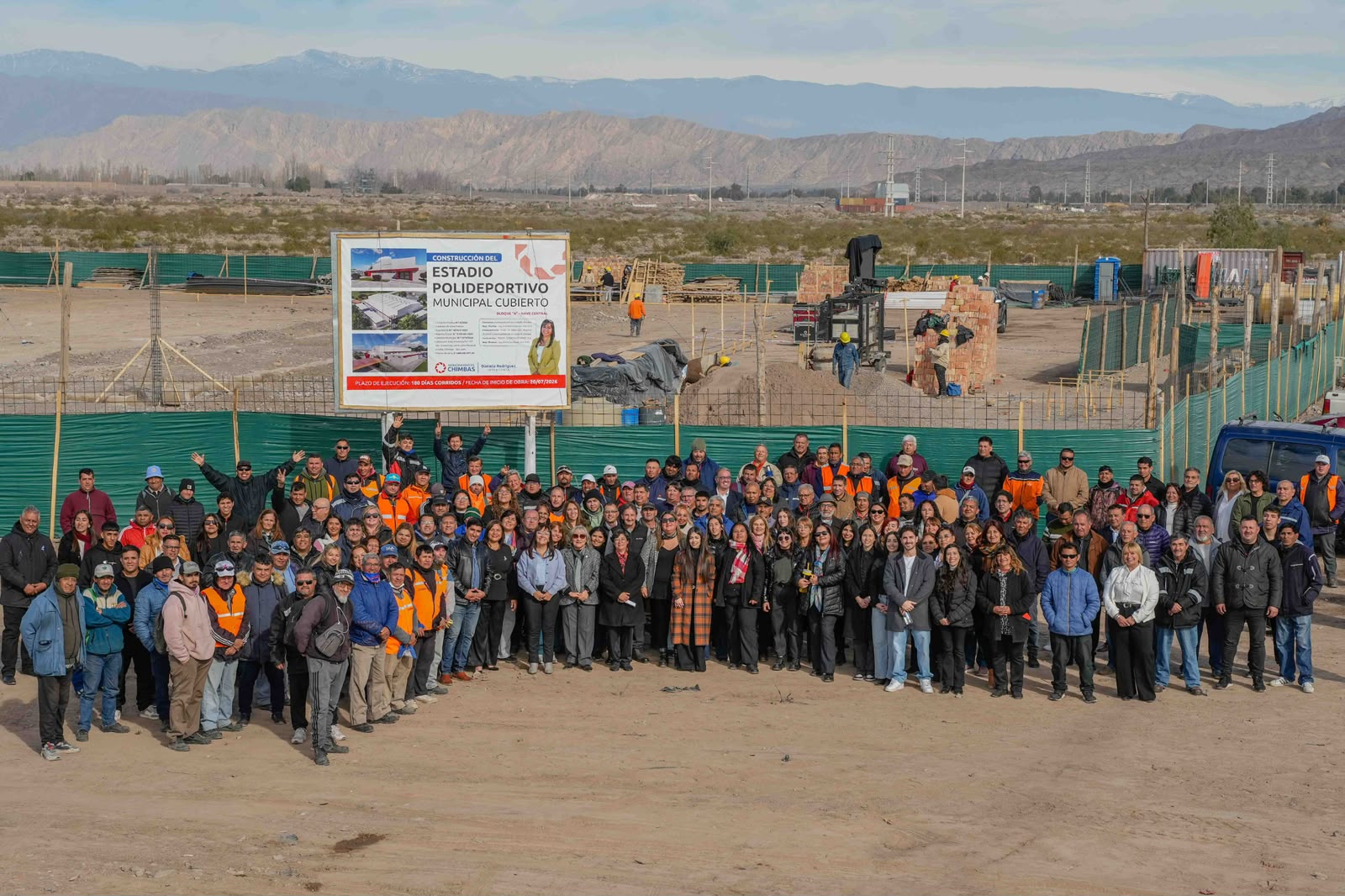 Autoridades, trabajadores e instituciones durante el acto por el Polideportivo Techado de Chimbas