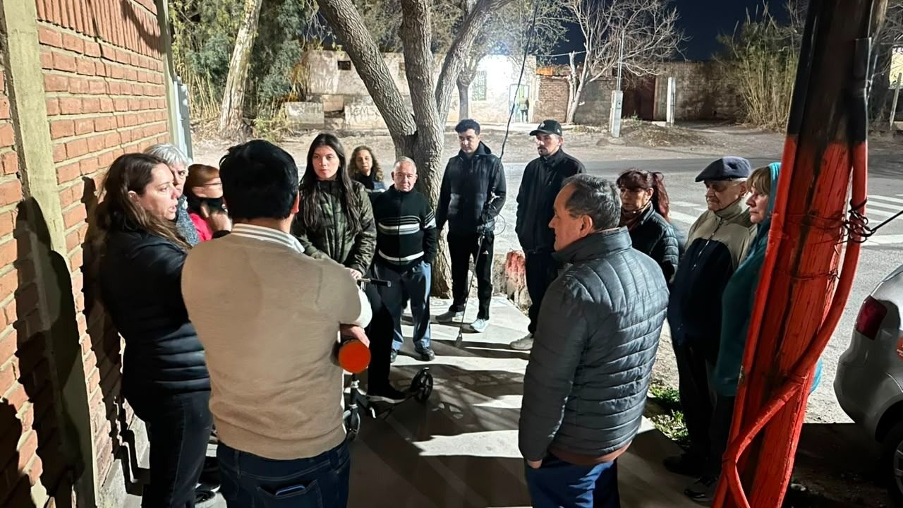Vecinos del barrio CGT durante el reclamo por más seguridad en Chimbas