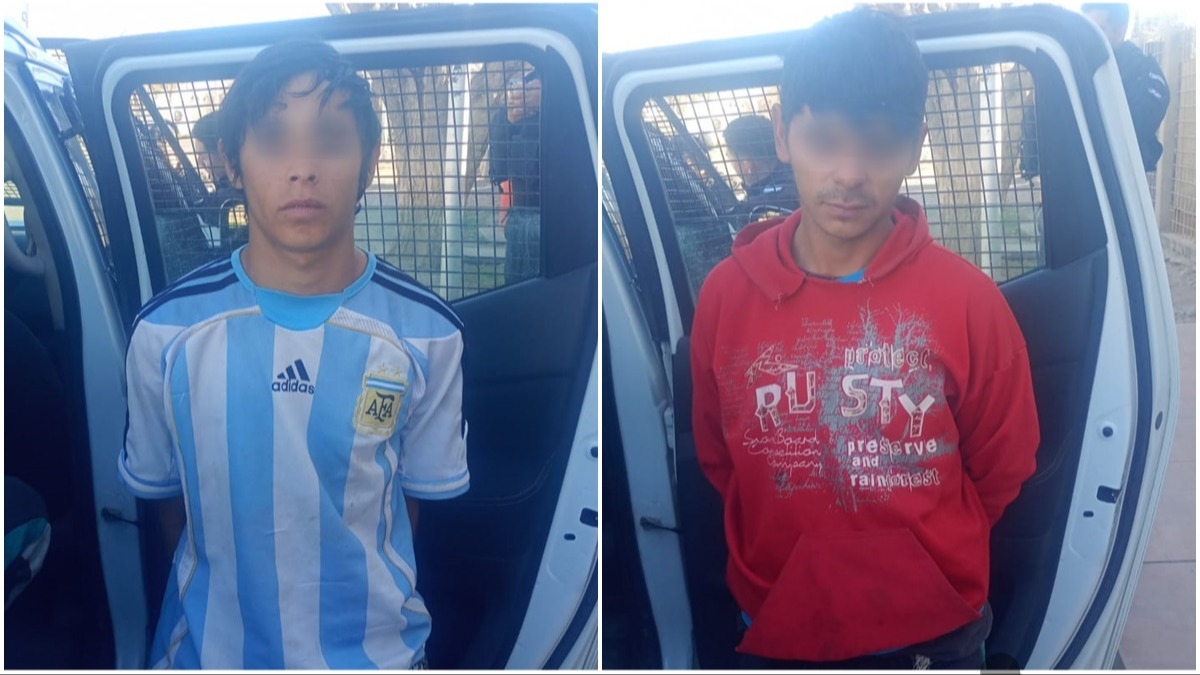 Dos sospechosos caminando frente a una vivienda de Chimbas en una imagen publicada por Diario Huarpe