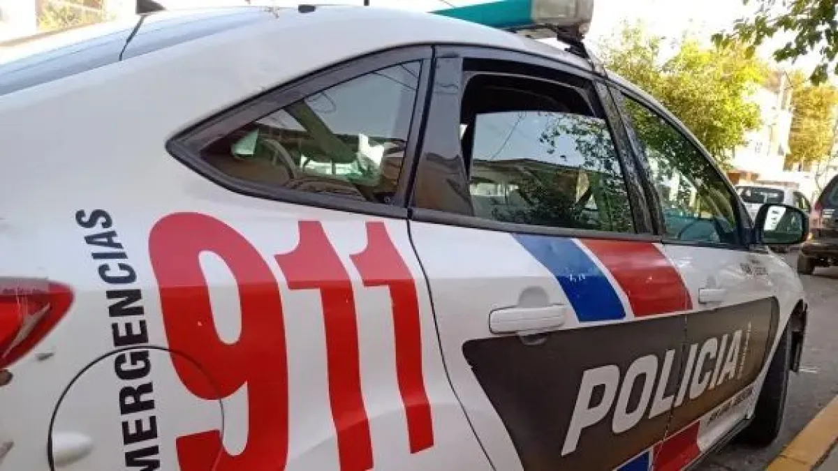 Escena del choque de una moto contra un puente en calle Tulum, en Chimbas