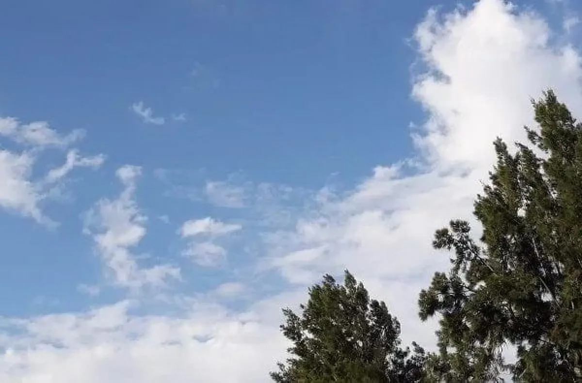 Cielo agradable en San Juan durante una jornada templada