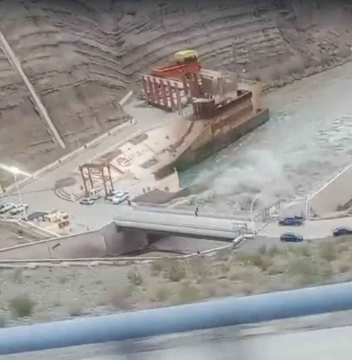 Descarga controlada de agua en el Dique de Ullum