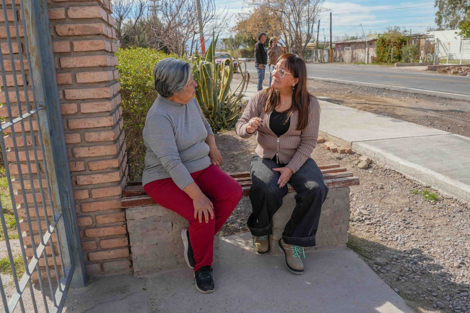 La intendenta Daniela Rodríguez conversa con una vecina durante la recorrida por El Mogote