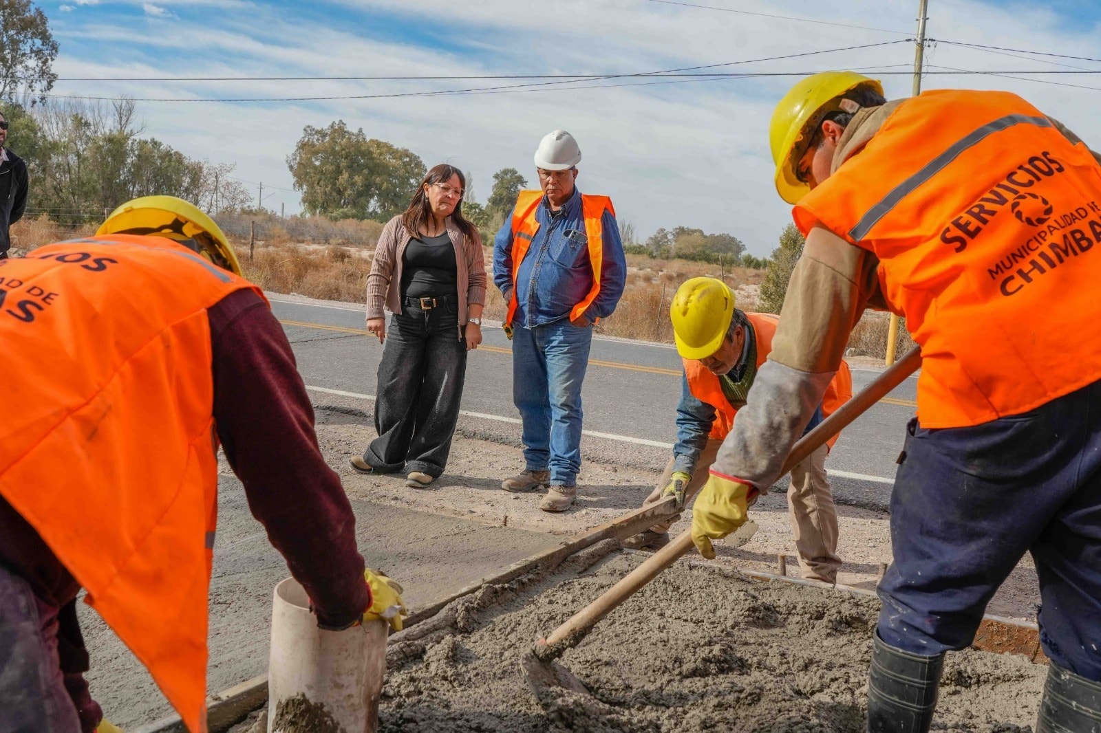 Daniela Rodríguez supervisa los trabajos de vereda sobre calle Benavidez en Chimbas