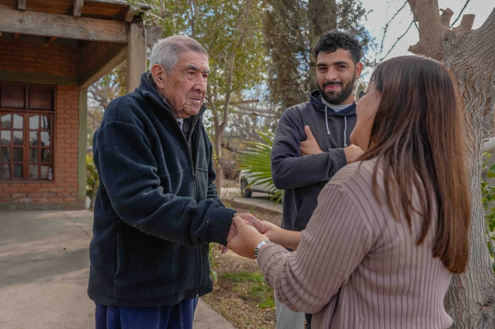 La intendenta Daniela Rodríguez saluda a vecinos durante su visita a El Mogote