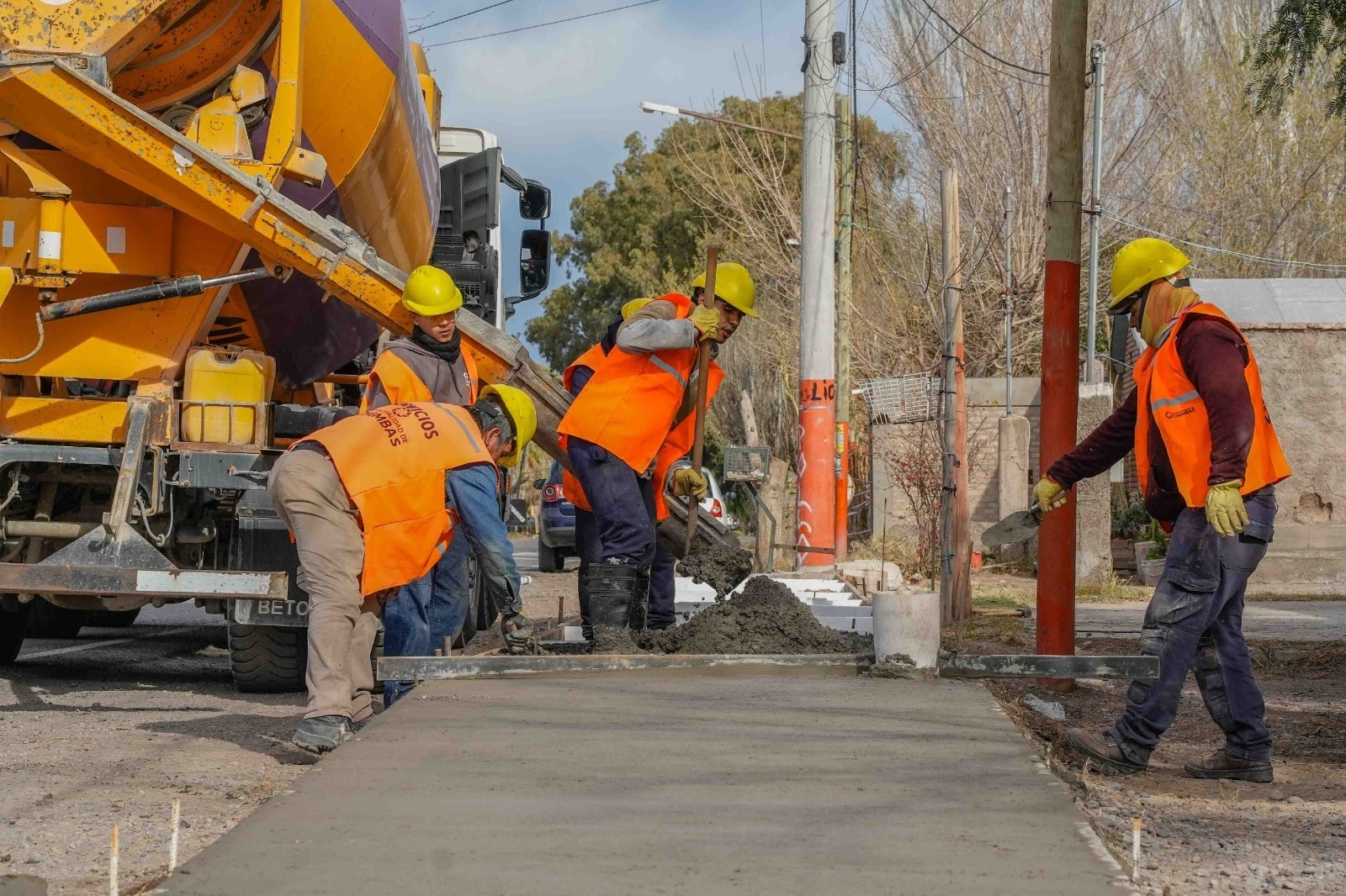 Equipos municipales avanzan con la construcción de veredas en calle Benavidez