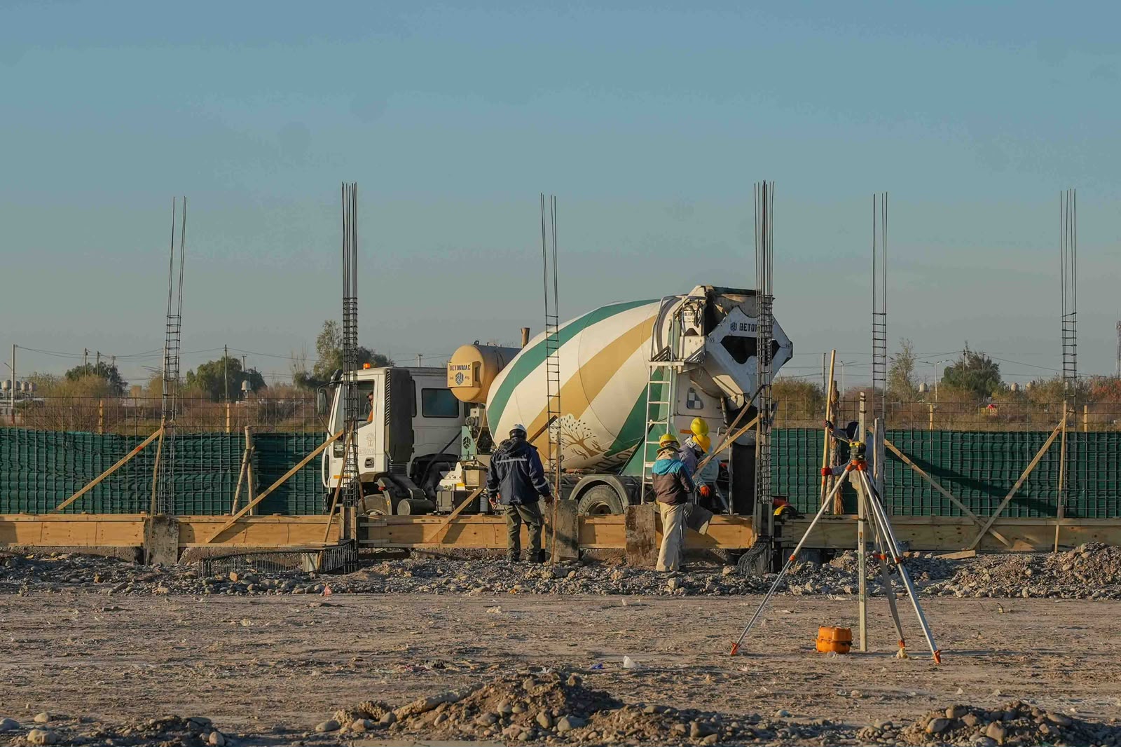Trabajos de construcción del primer Polideportivo Techado de Chimbas