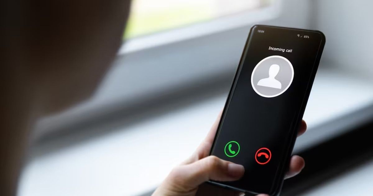 Pantalla de celular vinculada a medidas de prevencion contra estafas telefonicas en San Juan