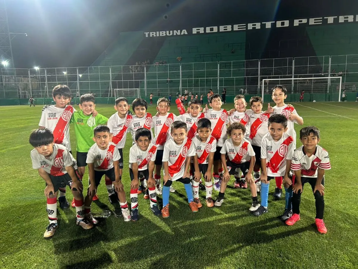 Jóvenes futbolistas durante una jornada de captación de River Plate en San Juan