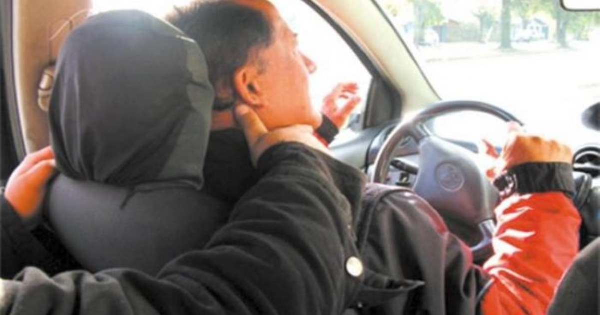 Un chofer de aplicaciones es sorprendido por un asalto dentro de un auto en una imagen publicada por Tiempo de San Juan