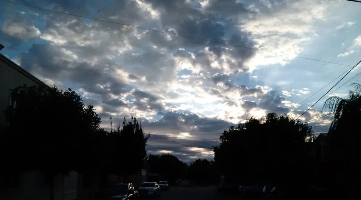 Cielo invernal y jornada fresca en San Juan durante el domingo 16 de agosto de 2026