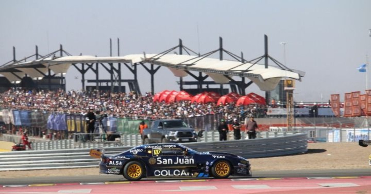 Tobias Martinez celebra su victoria en el Desafio de las Estrellas en el circuito El Villicum