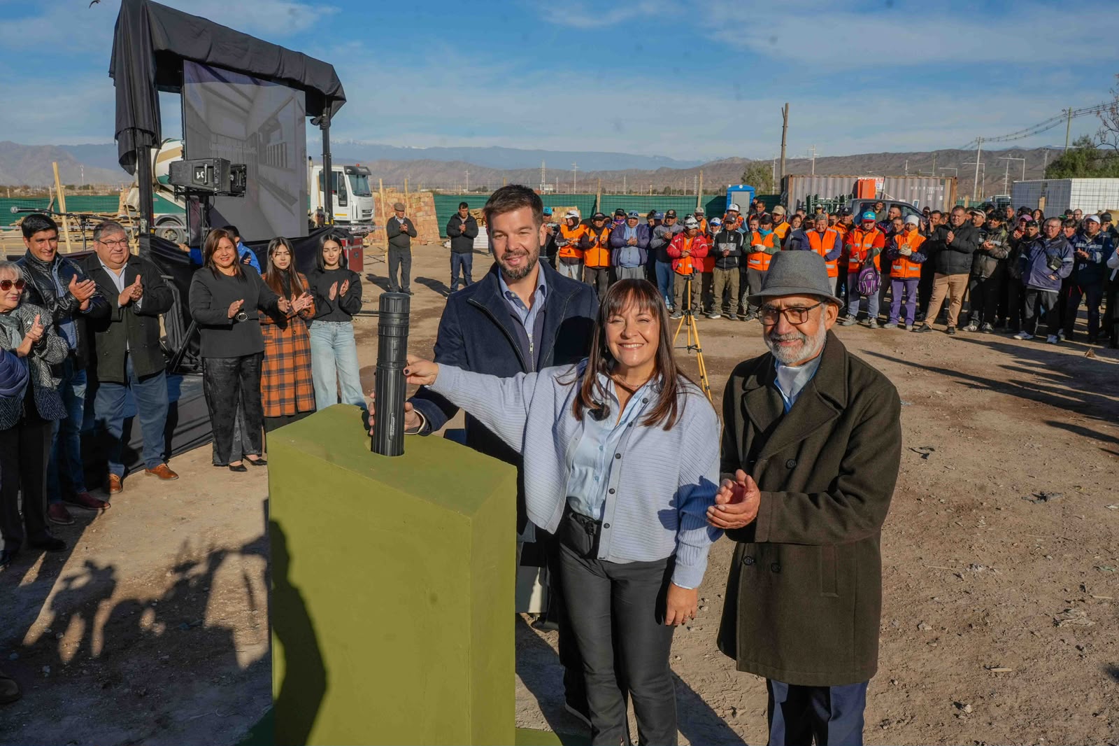Daniela Rodríguez junto a autoridades en la colocación de la Piedra Basal del polideportivo