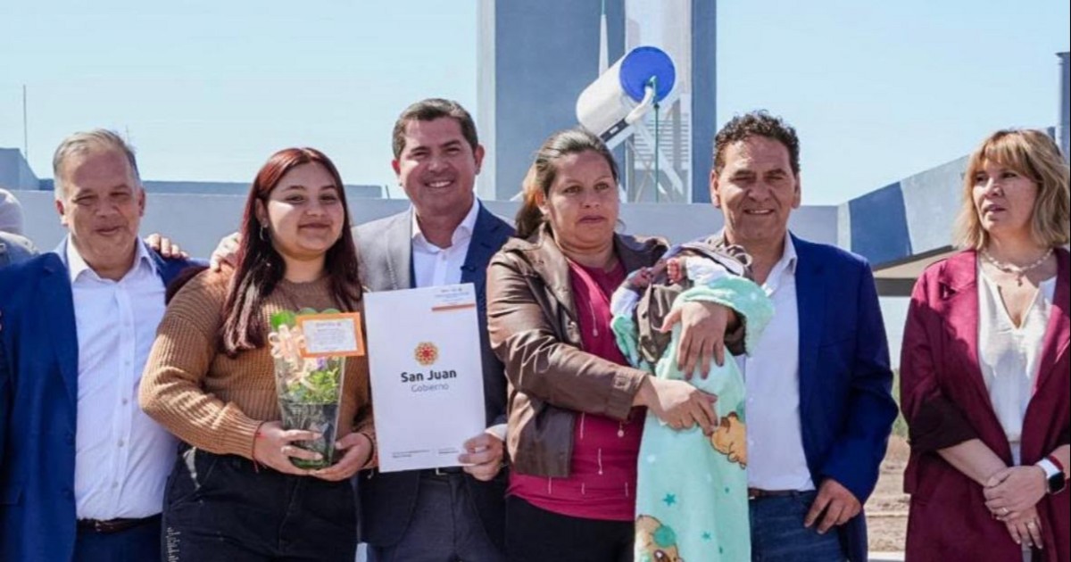 Familias y autoridades durante la entrega de viviendas en Angaco.