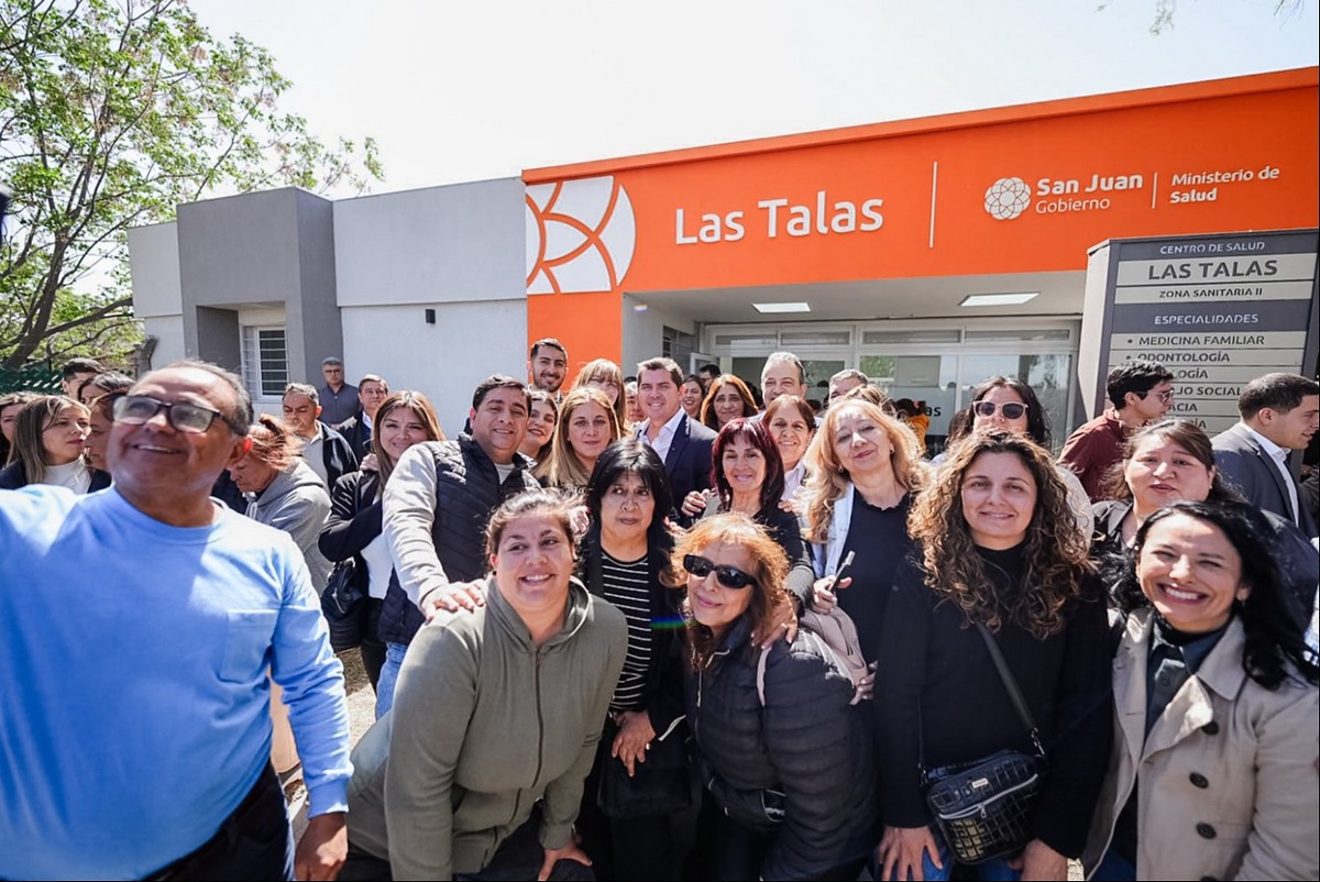 Vecinos y autoridades frente al centro de salud Las Talas, en Caucete.