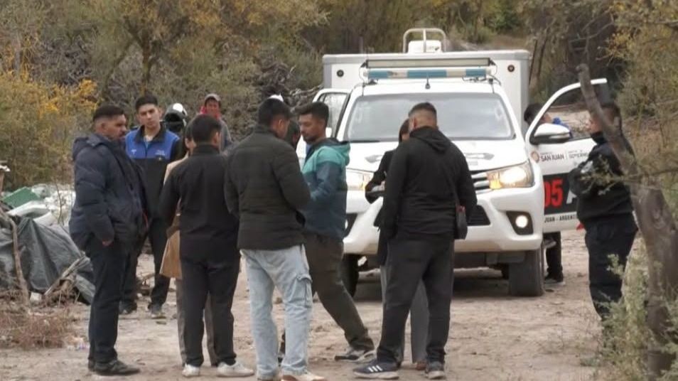 Personal reunido junto a vehículos policiales en el lugar del hallazgo en Caucete.